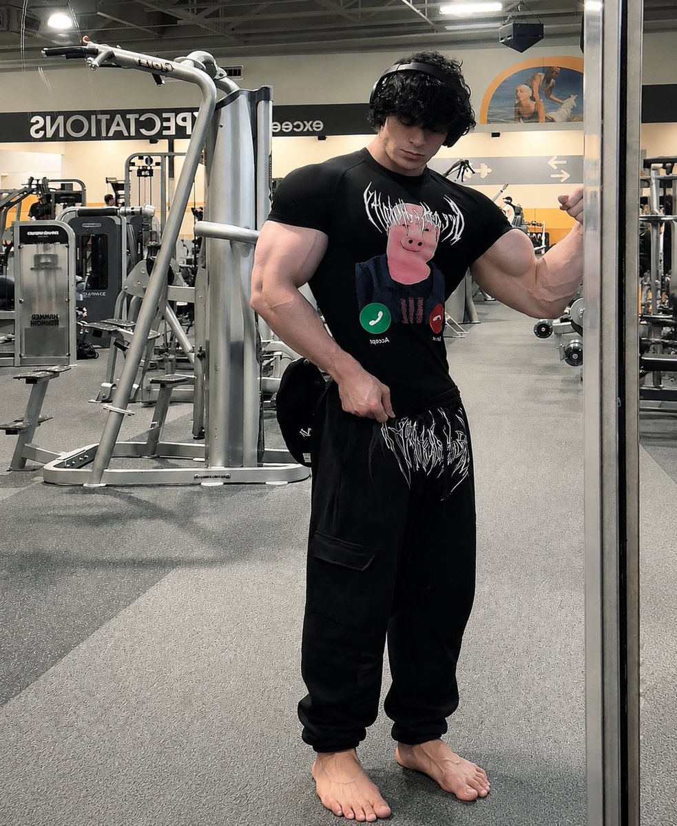 AlphaJoeSeth09's tweet photo. Focus on my biceps pigs 
#findom #submissive #feetfetısh #Alpha #feetworshi̇p https://t.co/bI7S6Fy23p