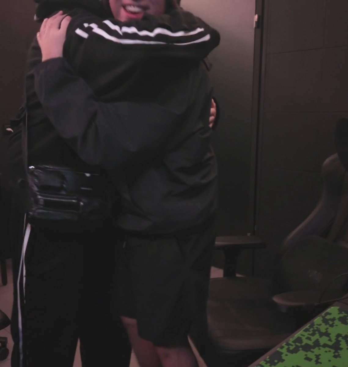 ayanarii's tweet photo. im fucking shaking IM FUCKING SHAKINFG WHAT THE FUCKL https://t.co/aInLU1QEIL