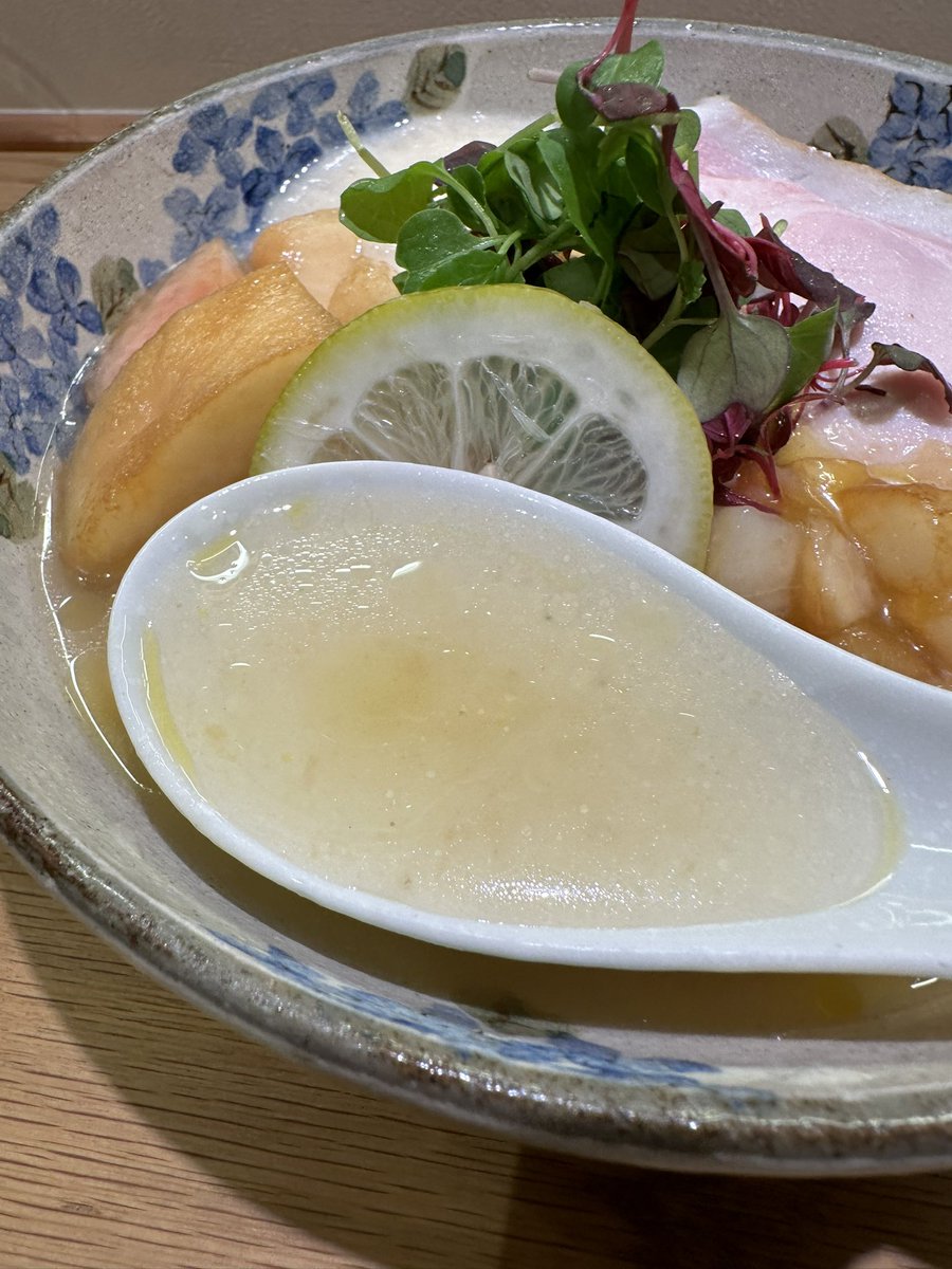 senjusan's tweet photo. せいめん未さく
桃の冷やしらぁめん
桃増し
東京には行けるんだが西はなかなか春日井の関所を越えられず久しぶりの来店💨
微妙な時間帯でしたが何とかお目当ての桃をげっちゅ〜🤣
名古屋コーチン100%の清湯スープに貝の旨味を重ね塩ダレで仕立てたあっさりとしながらもコク深いスープに瑞々しい桃を合わせた魅惑の一杯🍜🍑
誰もがラーメンに桃って合うのか？と疑いをかけると思うんだけどこれが何故か不思議と合うんだわ🤭
桃の甘味と爽やかな清涼感がスープのポテンシャルを引き上げ絶妙な塩梅を醸し出す🤤
口あたり滑らかなシルキーな麺は啜り心地や喉越しが秀逸😋
スープと麺そして桃の相性がかなり優れており抜群の一体感を生み出してるな😙
ラーメンの提供が終わるとつけ麺での提供を予定しているそうなのでまたこっそり来ようかしら😂