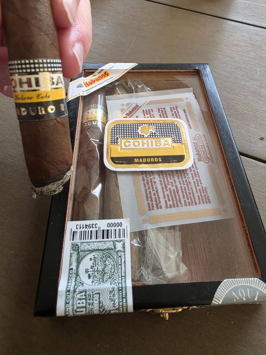 MikeMinary's tweet photo. @RidleyMaster My buddy bought these in Mexico for something like $70. What do you think, fake? Good smoke though. https://t.co/YtGBtk756X