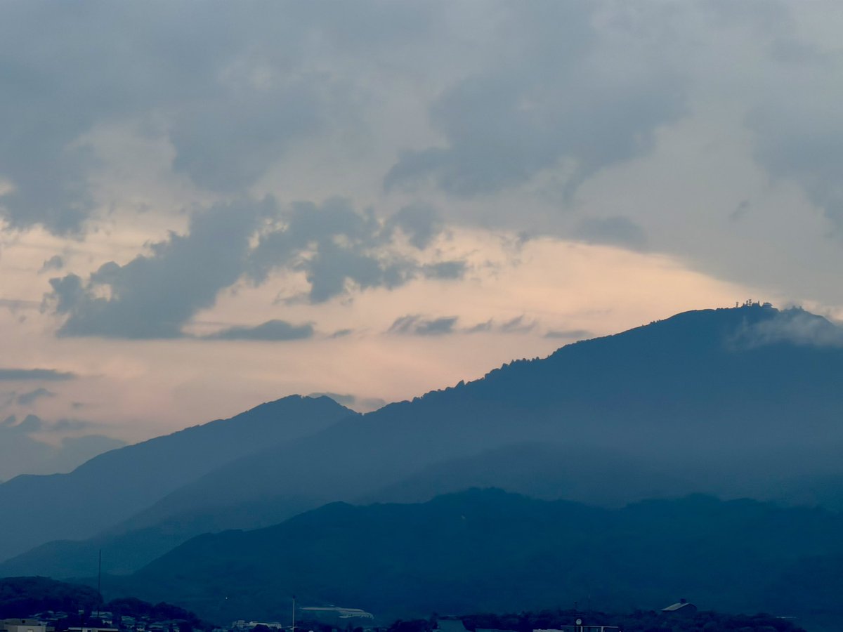 Coach_AlJohnson's tweet photo. It’s weird I’m Watching the sun come up Monday morning over the mountains of Kyoto &amp; back home Sundays NASCAR race hasn’t started 😂 https://t.co/3PXKAC5iVA