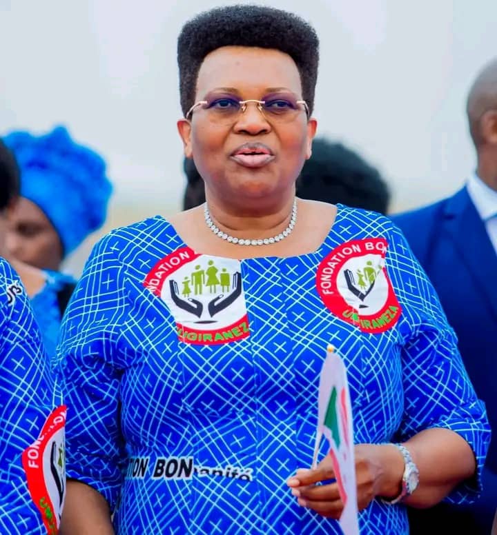 JClaudeNshimir's tweet photo. Ce soir du 12/7/2026, après l'accueil populaire et officiel réservé à S.E @Burundi1stLady, en provenance des #États_Unis #Amérique et du #Royaume_Uni où elle a obtenu 2 prix, une pluie de bénédictions s'en est suivie, un geste divin rappelant que le bien est toujours récompensé. https://t.co/0HGfZvqQdO