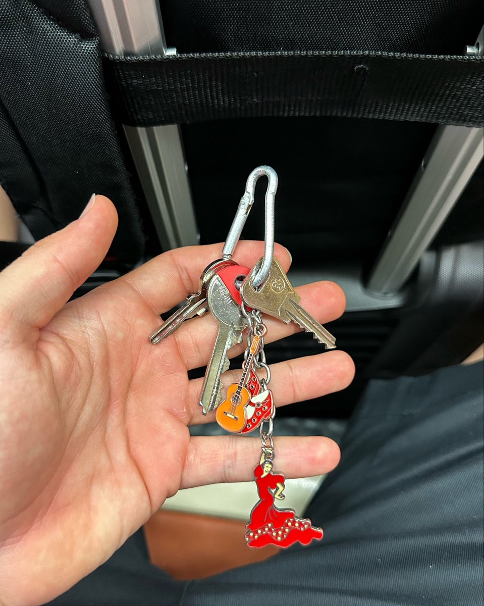 Abernabeu4's tweet photo. Entregadas unas llaves al personal del Metro en la parada Iglesia del Metro de Madrid (Línea 1).

Fueron encontradas en el suelo de un vagón, concretamente en la estación de Chamartín cuando el tren se dirigía dirección a Valdecarros a eso de las 22:50h.

#Metro #Madrid https://t.co/M2xMOK0FUw