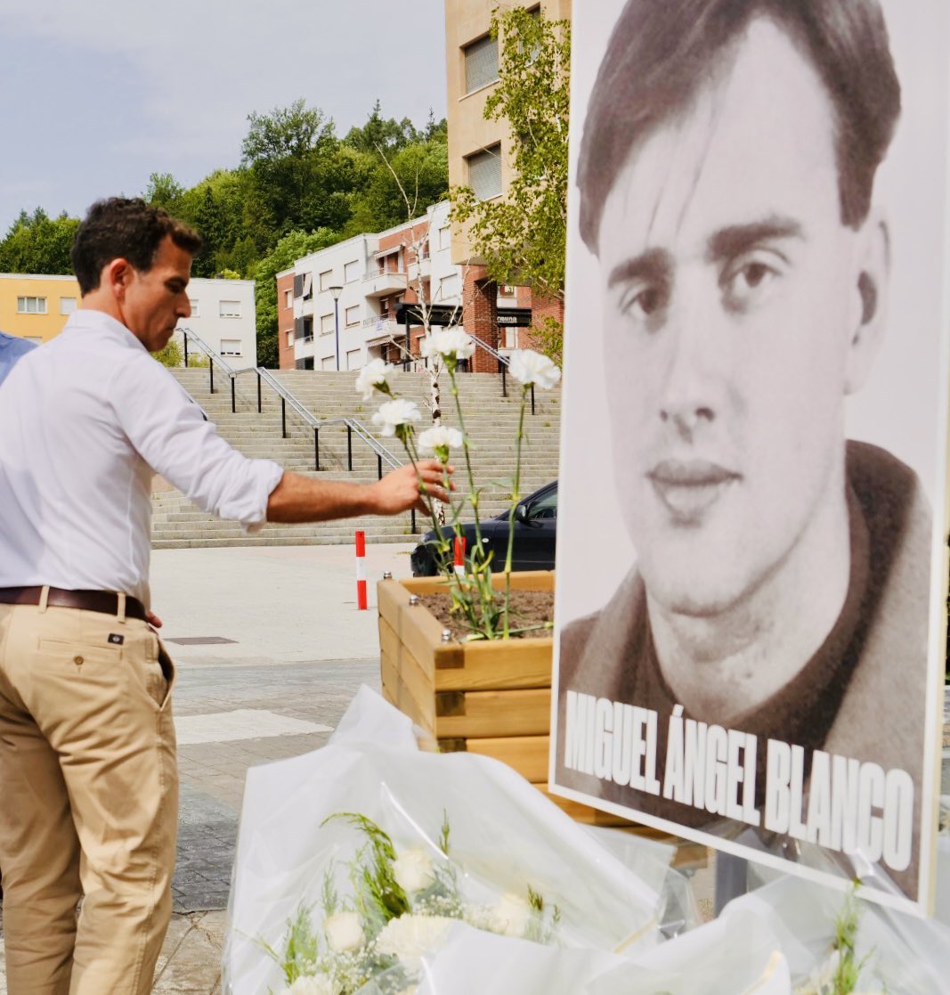 carlosdavidgf's tweet photo. A estas horas Miguel Ángel Blanco se debatía entre la vida y la muerte, tras recibir dos disparos de los crueles y cobardes etarras Txapote e Irantzu.

Hoy lo recordamos en Ermua con su hermana Mari Mar, que tanto ha sufrido.

No olvidaremos jamás a Miguel Ángel ni a los asesinos https://t.co/fNv1tlKEZG