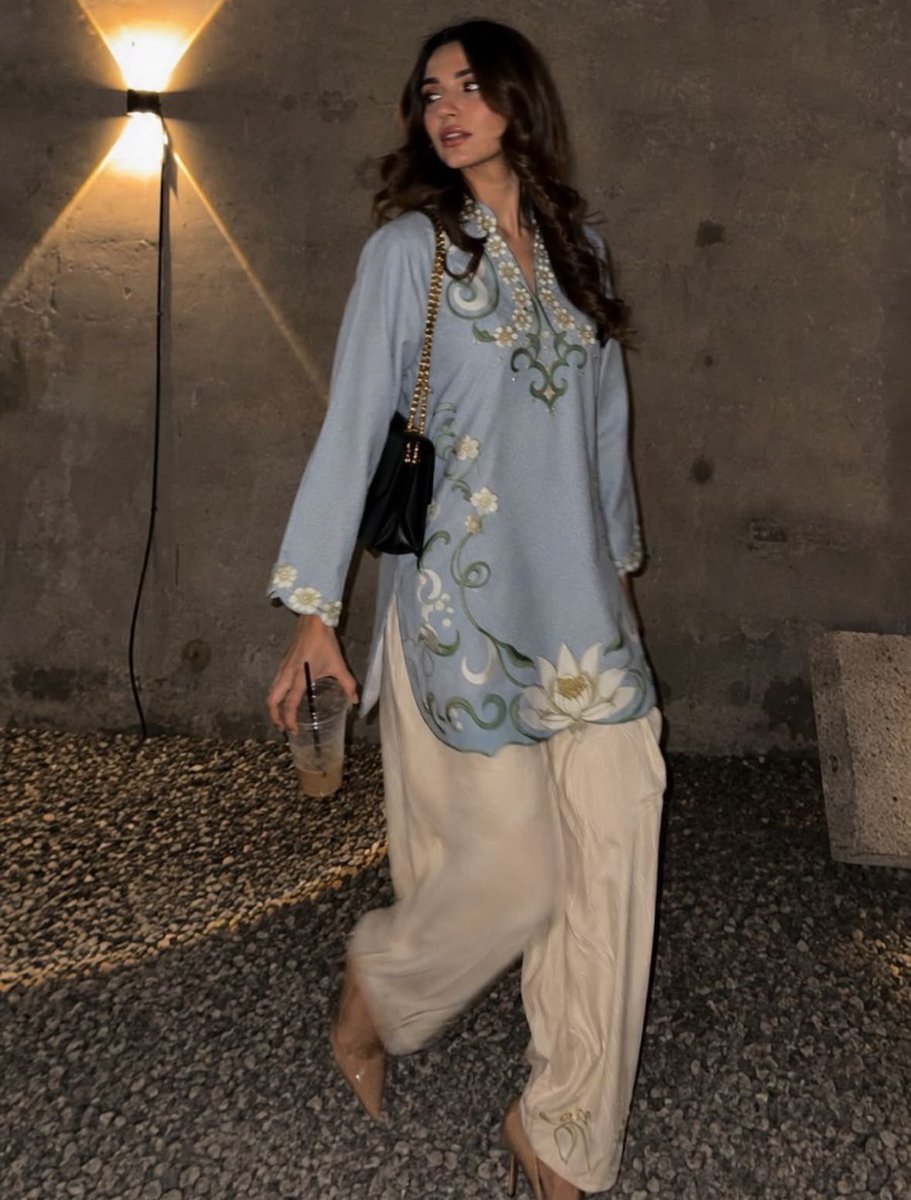 promdevertes's tweet photo. Generic “modest” shit is so ugly, you can’t tell me it’s nicer or more comfortable than a cute summer shalwar kameez. Pakistanis don’t know how good they have it with fashion, people out there are struggling in the heat in bland overpriced synthetic fabrics. https://t.co/x2aAJ2izXd