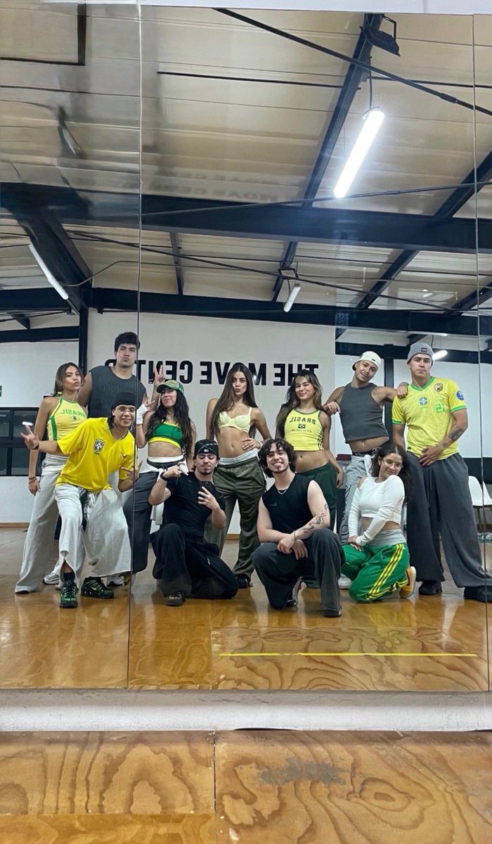 SabinaHCharts's tweet photo. ELA ESTÁ VINDO! Sabina ao lado de alguns dançarinos durante o ensaio de hoje. Repararam nos looks? 🇧🇷👀 https://t.co/TzCn7fUVIO