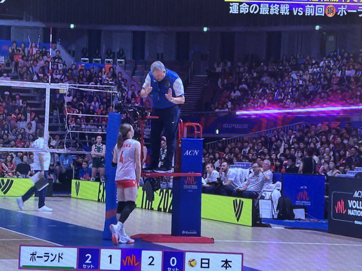nayaki27's tweet photo. アクバシュがコートに入るのを石川真佑選手を呼び寄せて注意したのは本人に言っても無駄と審判は判断してるってこと😅？ https://t.co/dQvctOxmp8