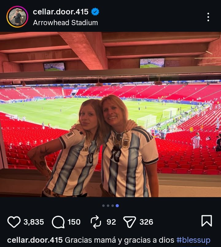Luis_2_0_1_9's tweet photo. Marcella Hetfield, la hija de James Hetfield (Metallica), festejando el triunfo de Argentina. Ella es yankee pero su mamá, Francesca Tomasi, es argentina 🩵🤘 https://t.co/AOj7ZxyTSj