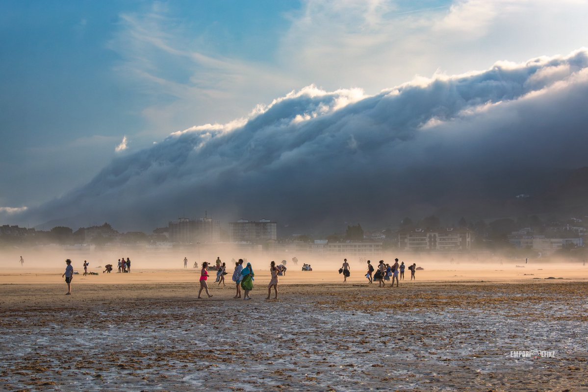 emporioefikz's tweet photo. Fin de journée spectaculaire à Hendaye avec l’arrivée d’un puissant enbata. Au programme : nuage impressionnant, tempête de sable et une chute du thermomètre de plus de 10 degrés en un clin d’œil. La plage, très fréquentée à cause de la chaleur, s’est vidée en quelques minutes. https://t.co/jgDZfjVDEo