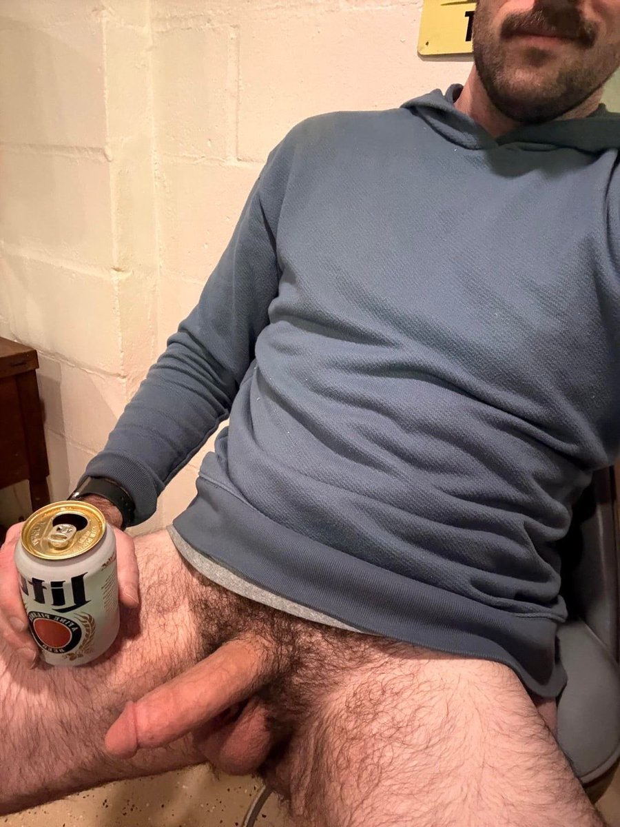 BurgerBoss00's tweet photo. #drink #mustache #average #scruff https://t.co/Fb91KVanU1
