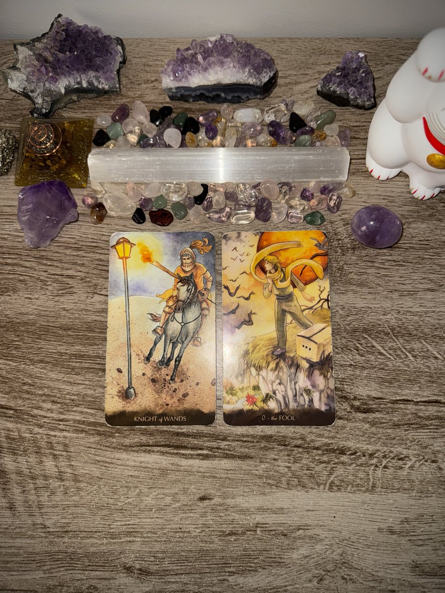 raftarot's tweet photo. tarot semanal ⋆˙
♊︎ gêmeos ⋆˙

quanto mais você se animar pra viver uma vida diferente, mais sua vida vai mudar. soa óbvio, né? mas parece que você tem esquecido de colocar o óbvio em prática.

não adianta idealizar resultados diferentes se você continua fazendo as mesmas coisas, sendo a mesma pessoa, repetindo os mesmos padrões, idealizando as mesmas coisas... precisa de mudança pra mudança acontecer. muito óbvio, né? ok, então por que você não tem feito o óbvio?

tem algumas coisas por aí que você quer que sejam diferentes, certo? então o que você tá fazendo pra que isso mude? detalhe: às vezes a única maneira possível de mudar algo é se retirando dali e se entregando à um novo ciclo.

aliás, cuidado pra não dar murro em ponta de faca.