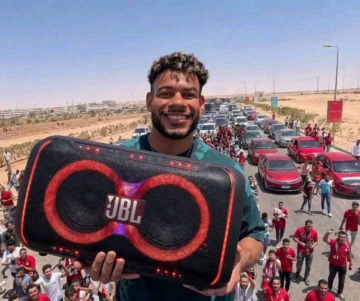 yrfvm7md's tweet photo. في طفل لو سألته نفسك تبقى زي مين في لعيبة المنتخب هيقولك دونجا..
الراجل طلع مع المنتخب معاه صب وفلاشة على ذوقه اتفسح وقضاها لف في طيارات ما بين أمريكا وكندا..خسرنا مبتشوفهوش..كسبنا يشغل الصب وهاتك يا رقص..
لا عمل حاجه غلط ولا حاجه صح ولا اتمدح ولا اتشتم ولا حد لام عليه وكانت فسحه بالنسبه له أحسن مليون مره من لو قضى الصيف في الساحل..