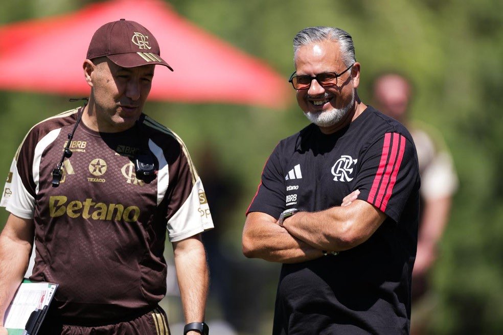PabloRaphaelRUA's tweet photo. Os nomes em negociação que o Flamengo já está conversando estão sendo mantidos em sigilo. Mas tive uma confirmação agora de uma pessoa importante da diretoria de que um desses nomes é um centroavante.

O Flamengo está negociando com um atacante para disputar posição com o Pedro. Sigo em busca do nome certo para trazer para vocês e, durante a semana, vamos em busca de mais novidades.