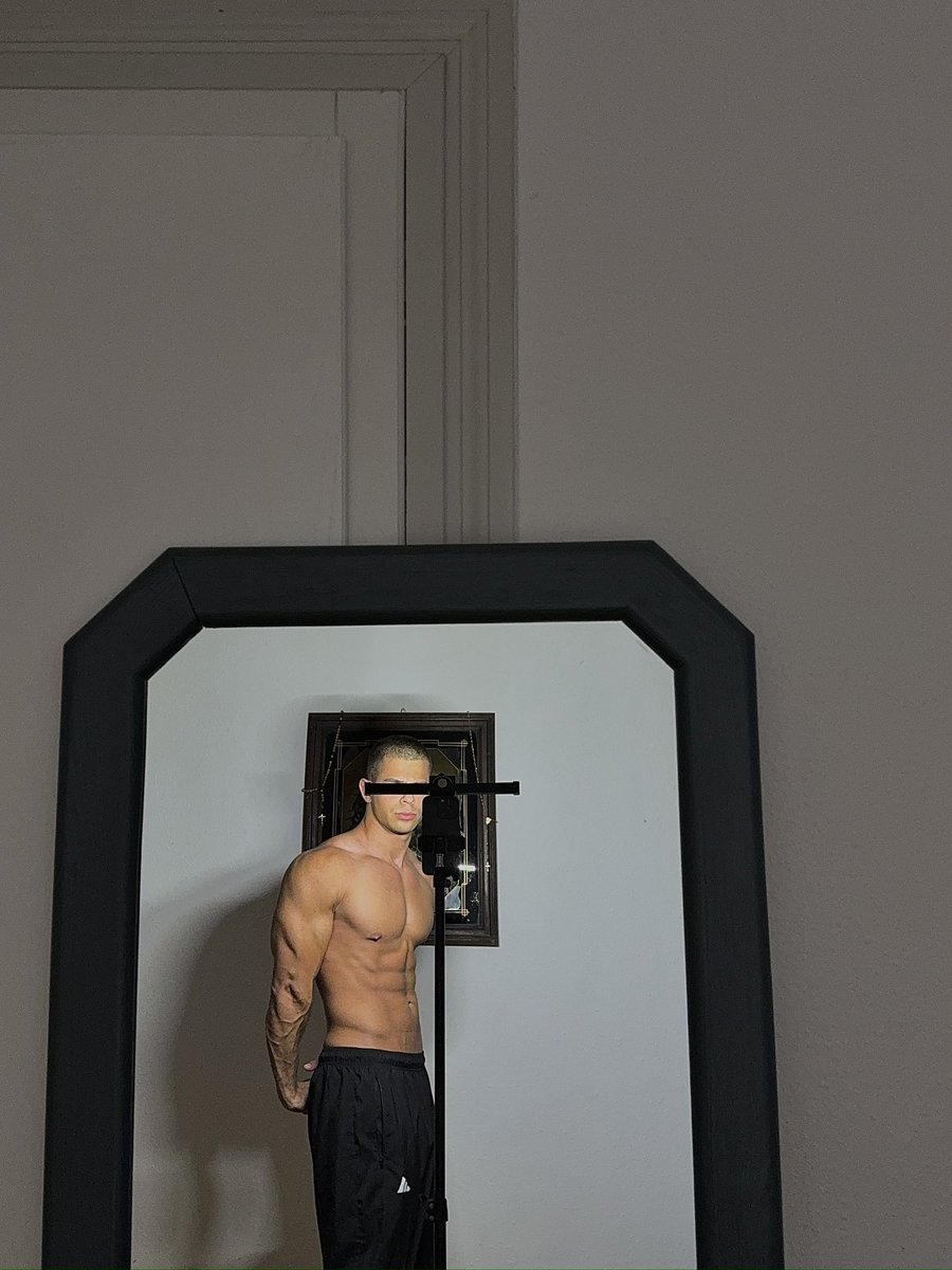 GymBuddyHun's tweet photo. Melyik póz jobb? Retweet ha az első, like ha a második 😁 https://t.co/SvtFY8LgGw