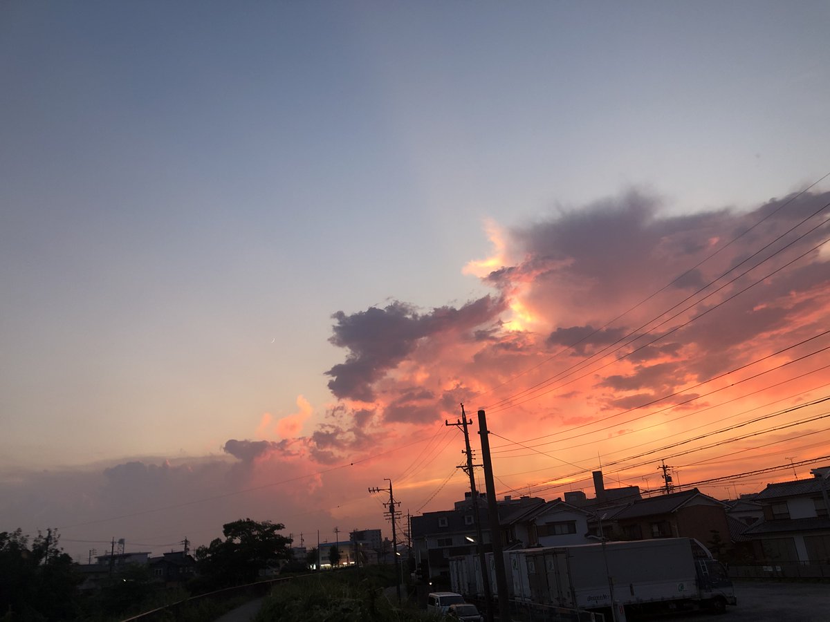 hiropiroparo47's tweet photo. 汗だくの 気持ちもろとも 夜濯
Night washing—
along with my sweat
I rinse my weary heart
#俳句 #夜濯 #haiku #Summer #NightWashing https://t.co/okTuKiPc90