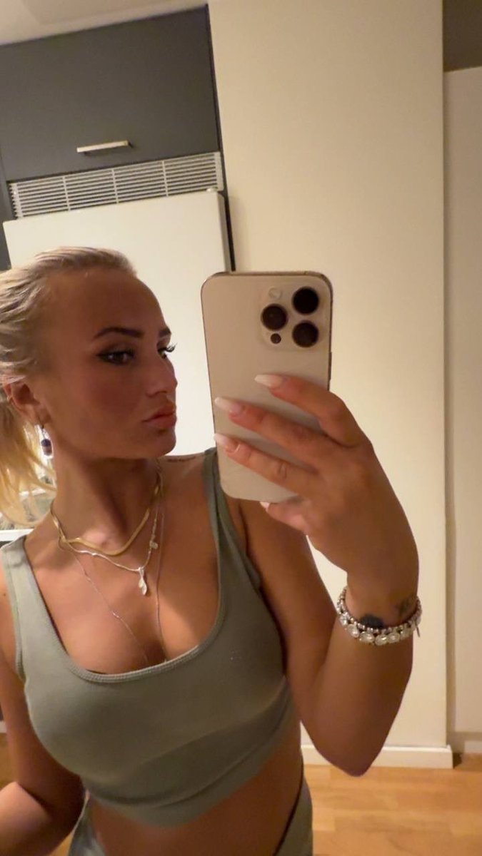 BlancoSecrets's tweet photo. Jag poserar fint men vill bara att du drar ner byxorna på mig och slickar mig ren…🙈 https://t.co/qE9d1Lsx3X