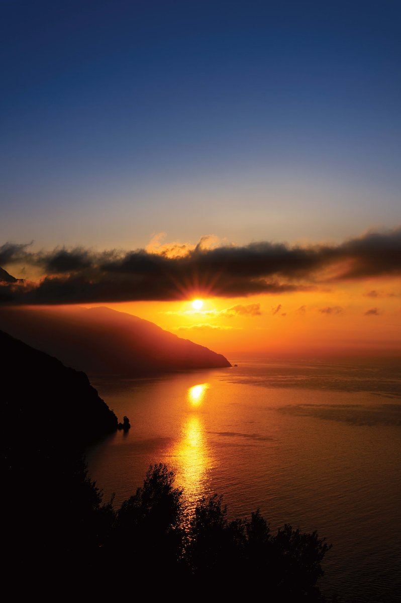 HappilyEverTrvl's tweet photo. 🌅 Europe's most iconic destinations meet a once-in-a-lifetime celestial event. Experience the "Eclipse of the Century" on August 2, 2027, aboard select Royal Caribbean sailings.

🌘 Message me at begin@heatravel.com to learn more about this rare sailing experience. https://t.co/zII9j8IYBF