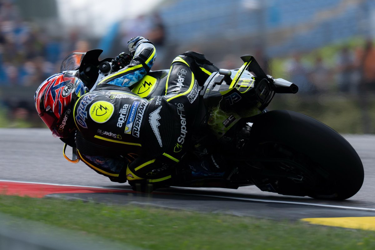 araihelmetjapan's tweet photo. MotoGP第11戦ドイツGP決勝、#小椋藍 選手が見事2位表彰台獲得！序盤4番手から終盤には2位へ浮上、そのままチェッカー！スプリントで気づいたタイヤの課題を修正し、持ち味の終盤の速さを存分に発揮し、ポイントランキングも2位へ！この勢いのまま後半戦へ。小椋選手の走りからますます目が離せません🔥 https://t.co/mcoOVa7Lt4
