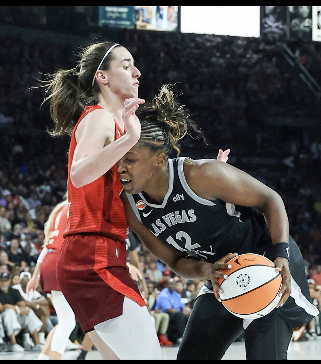 _HeHateMee_'s tweet photo. The flop in question.

Clearly Chelsea uses her face and shoulder to create separation, but you know, foul on Caitlin and flop right? https://t.co/x8XBgORYxp