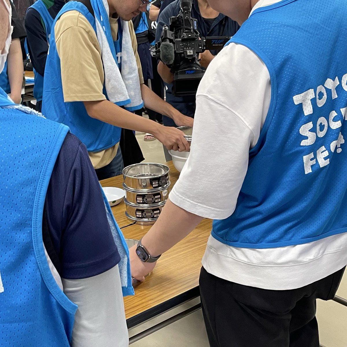 HIU_gomihiroi's tweet photo. ‘26活動日誌④
7/12
昨日は去年に引き続き、TOYOTA SOCIAL FES!! に参加してきました🏖️
雨天のため海岸清掃はできませんでしたが、鳴き砂体験やその仕組みを学ぶ中ことで、去年とは違う形で環境保全の大切さが理解できました😎
#TOYOTASOCIALFES #鳴き砂 #四倉海岸
#東日本国際大学 #ごみ拾い https://t.co/iImcau3mx0