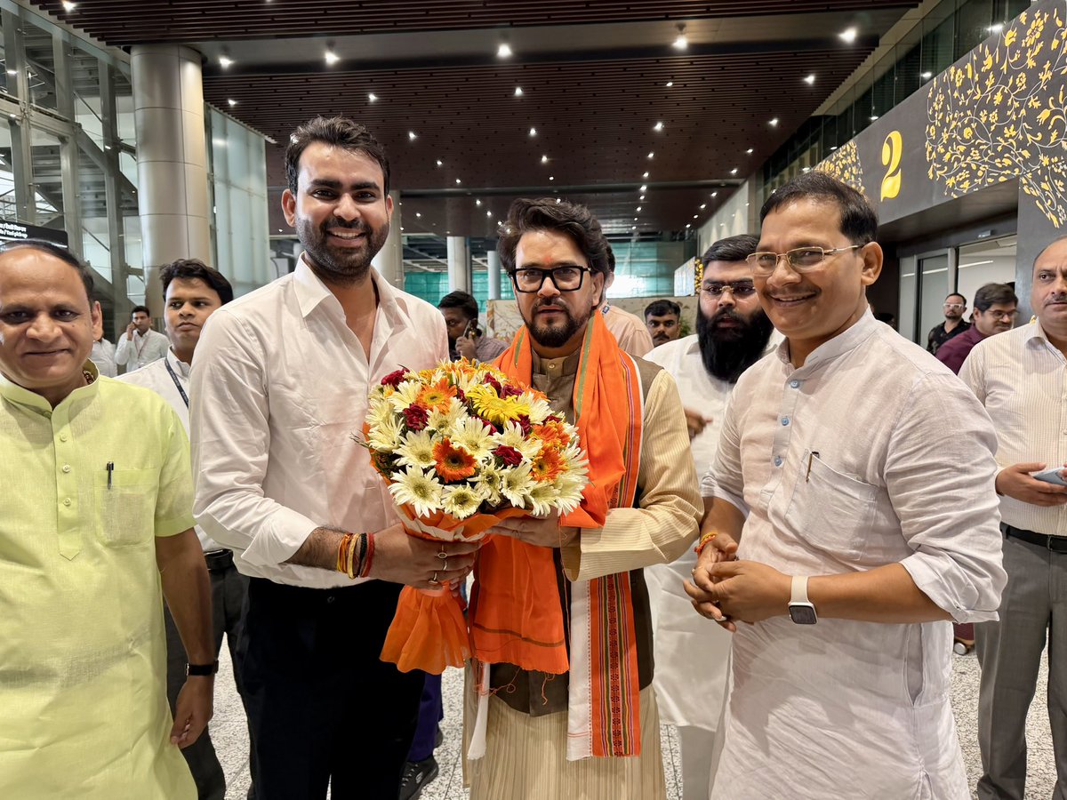 Anurag_Office's tweet photo. लखनऊ एयरपोर्ट पर श्री अनुराग सिंह ठाकुर का अभिनंदन… https://t.co/16J1gHrWLh