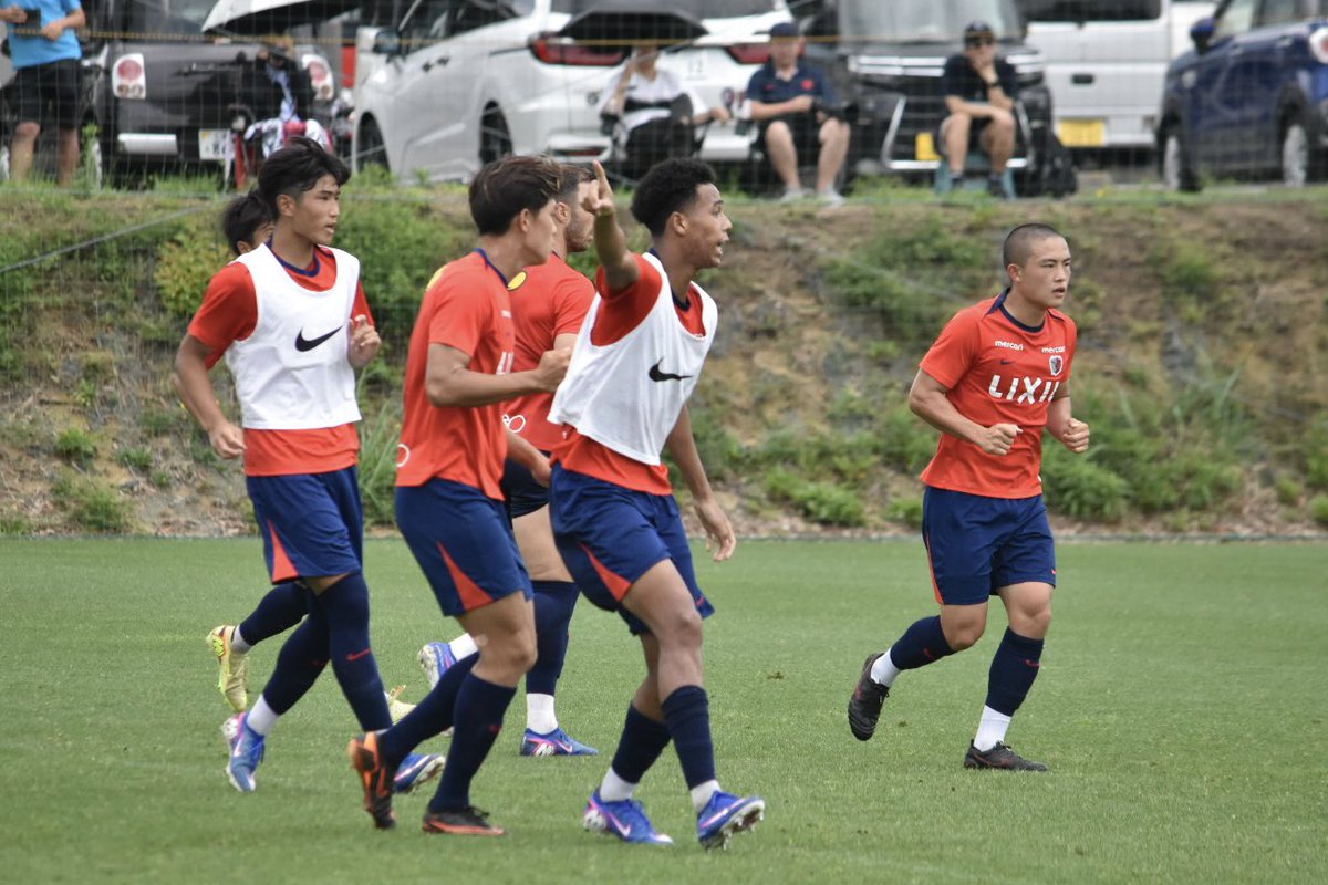 gel_tanaka's tweet photo. Jヴィレッジでキャンプ中の鹿島。本日から岡部タリクカナイ颯斗選手（東洋大・2年）が練習参加しています。練習の中からよく声を出している姿が印象的。年代別代表でチームメイトだった徳田誉選手とマッチアップする姿も見られました。 https://t.co/CT1U2c2dXg