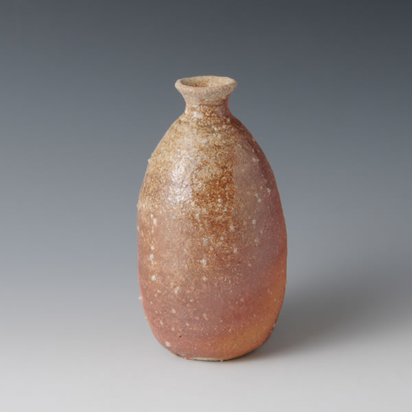 jpn_pottery_jp's tweet photo. 信楽焼みはる窯 
神崎秀策さん         
 「信楽徳利」
 【寸法】径8cm×高15cm     

陶芸家神崎秀策さんの手作りです。

信楽・越前・瀬戸・常滑・丹波・備前のやきものは、
日本六古窯（にほんろっこよう）と呼ばれ、日本古来の技術を引き継ぎます。

>>>>>>>>>
https://t.co/oRS8pK6f0E https://t.co/2HYgR8JPFk