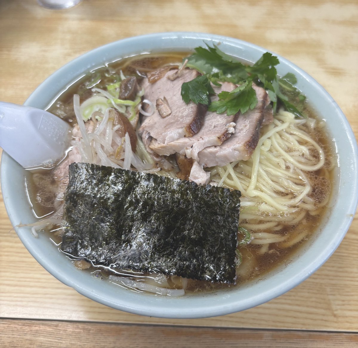 yafuna's tweet photo. ラーメン大西　松田町
チャーシューワンタンメン1700円
なかなか強気の値段設定だが、量がしっかりあってお腹いっぱい。
近くのシモズヌードルもうまい
小田原系ラーメンは家系に比べるとマイナーだが神奈川のご当地ラーメンのひとつ https://t.co/2Z7l7EUGkX