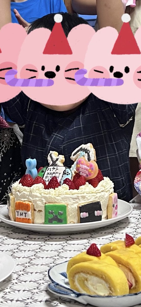 riekotsuktsuk's tweet photo. 花火大会で２３人お家に来てくれました🎇
お料理いっぱい　作りました❤️
もんちゃんのお友達のお誕生日会もしました。マイクラのアイシングクッキーで
ケーキを焼きました。
なかなかの出来栄え🫶
がんばった　わたし✨
#マイクラケーキ https://t.co/pI803Vmrsp