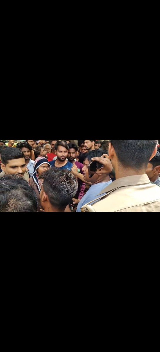 vinaykumar14848's tweet photo. #Agra थाना सदर के अंतर्गत तेज रफ़्तार थार से युवक की मोत सीओडी चौकी छेत्र मै नगला अफोये का मामला adcpहिमांशु गौरव acpसदर रामप्रवेश गुप्ता इंस्पेक्टर सदर विजयविक्रम सदर पुलिस फाॅर्स के साथ मौके पर पहुंचे पीड़ित को न्याय दिलाने का पुलिस ने दिया आश्वासन @agrapolice @DCPCityAgra https://t.co/I0Hqz0fTkr