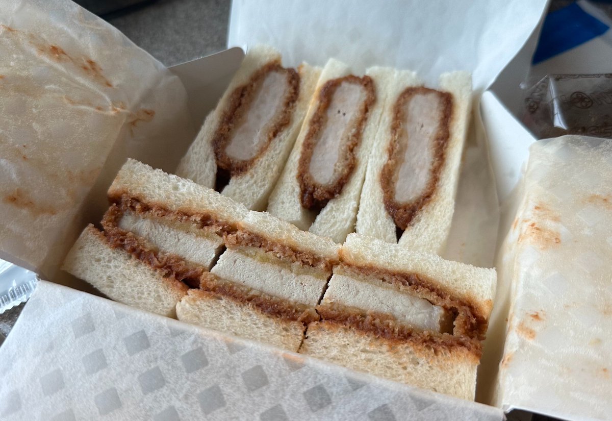 minatononics's tweet photo. ホリちゃんとカツサンドシェア食べ比べ。うーん、まい泉かなw https://t.co/Ipw5x2a1iB