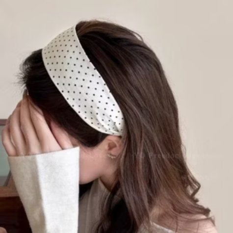 julyyyata's tweet photo. Headband polkadot yang lagi rame nih😍
buat yang hijaban bisa di styling pake headband ini

Ini linknya👇🏻
https://t.co/gXTBqUMGKA

#spill #ootd #headband #shopee https://t.co/TWK8MBaZfo