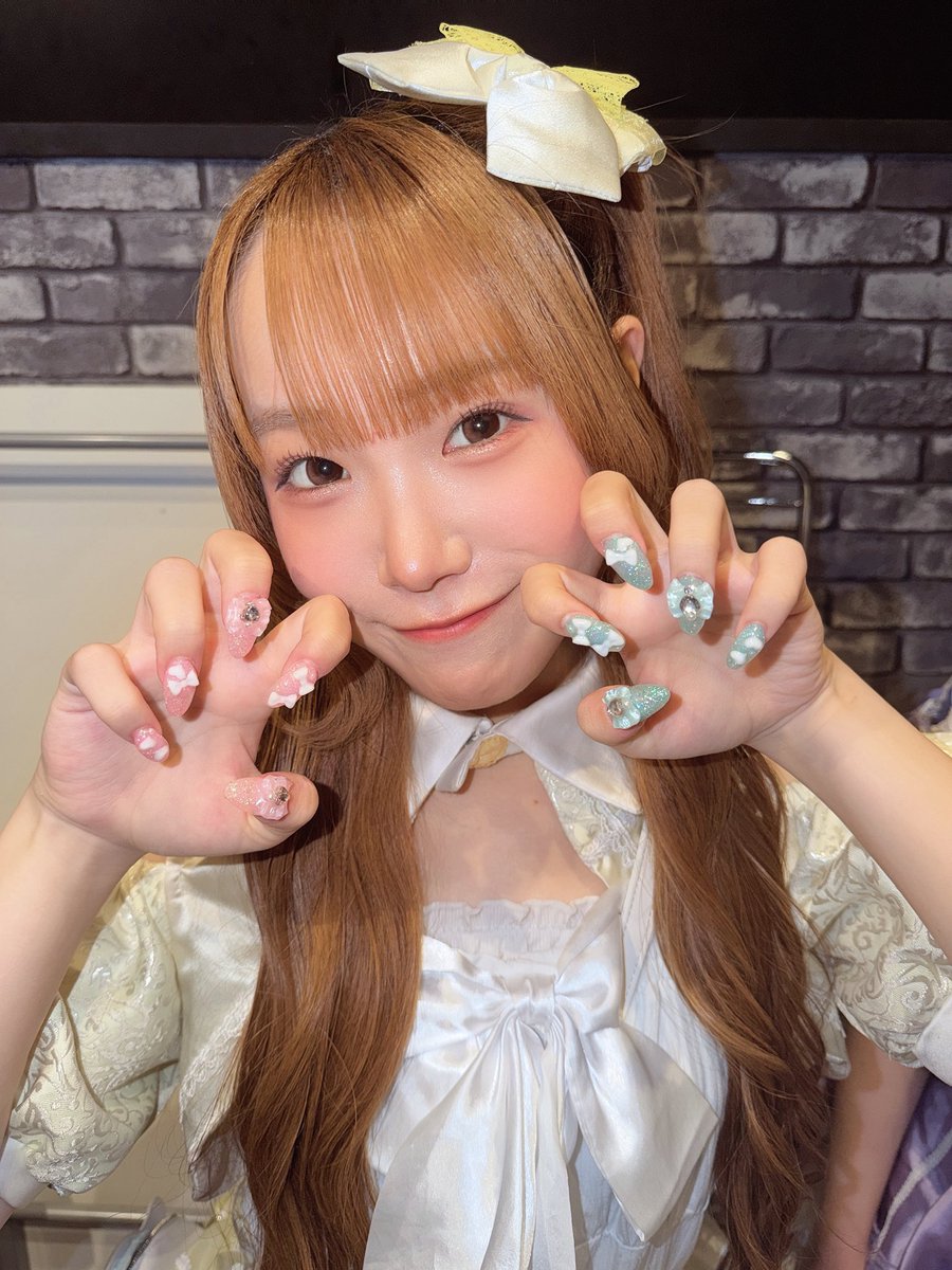 LTM__official's tweet photo. 『こんなに湿度が高い暑い夏の日々が続いてもこの爪シリーズが更新されるなら
火もまた涼し』と意味不明な激励が止まらない、大人気コーナー❗️

『今日の爪』

今回は爪界のリーサルウェポン
りなの登場です！ https://t.co/evUitq28U9