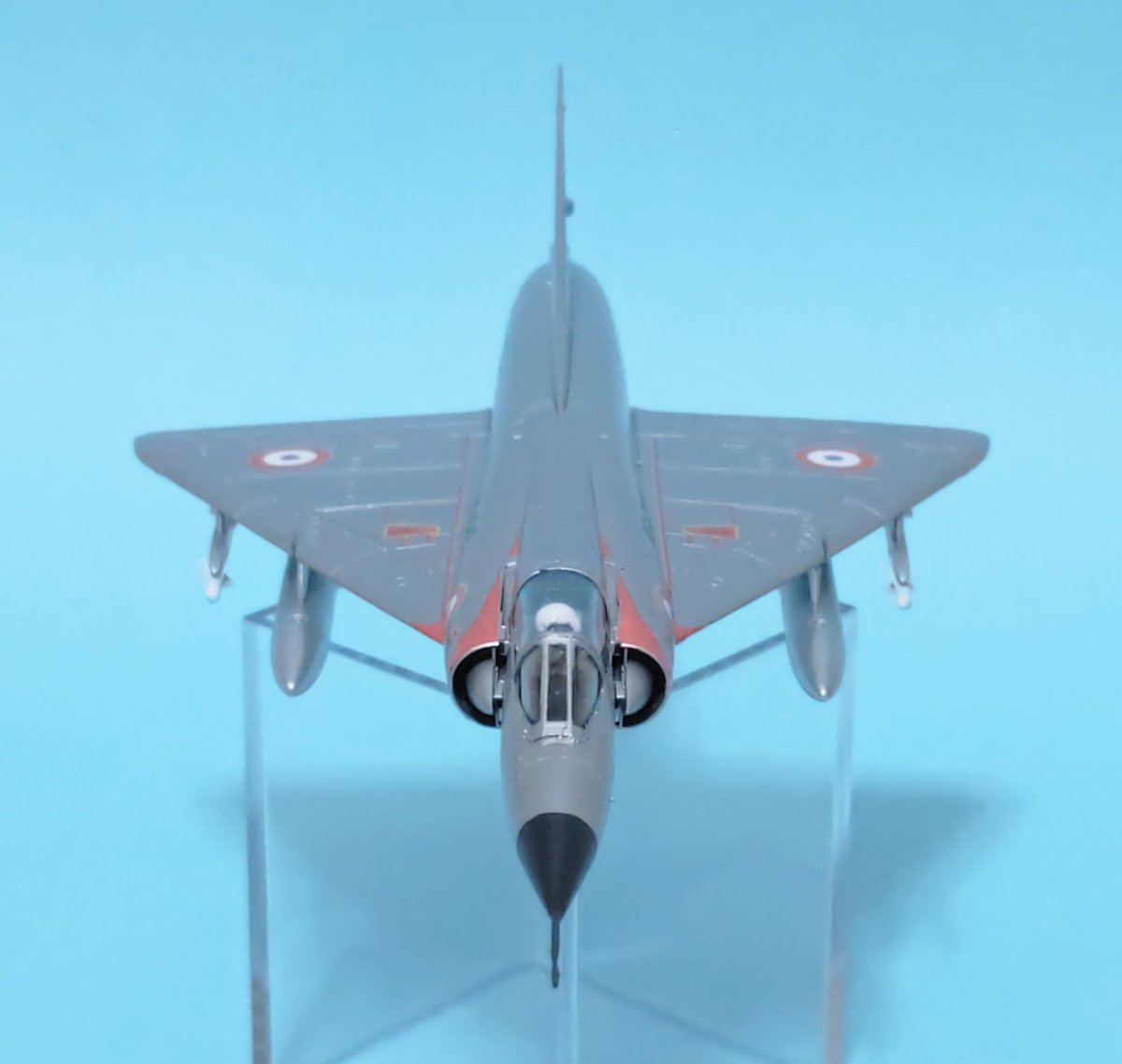 HiroMTB_windsyn's tweet photo. ミラージュIIIC。ドラケンやMiG-21の翌年に初飛行。高速化に有利なデルタ翼を備え、欧州戦闘機として初めてマッハ２に到達した。ミラージュシリーズの始祖として、デルタ翼の意匠はミラージュ2000まで引き継がれた。また、ラファールもデルタ翼を採用している。
キットはスペシャルホビー1/72。 https://t.co/S0hFqx3mcF