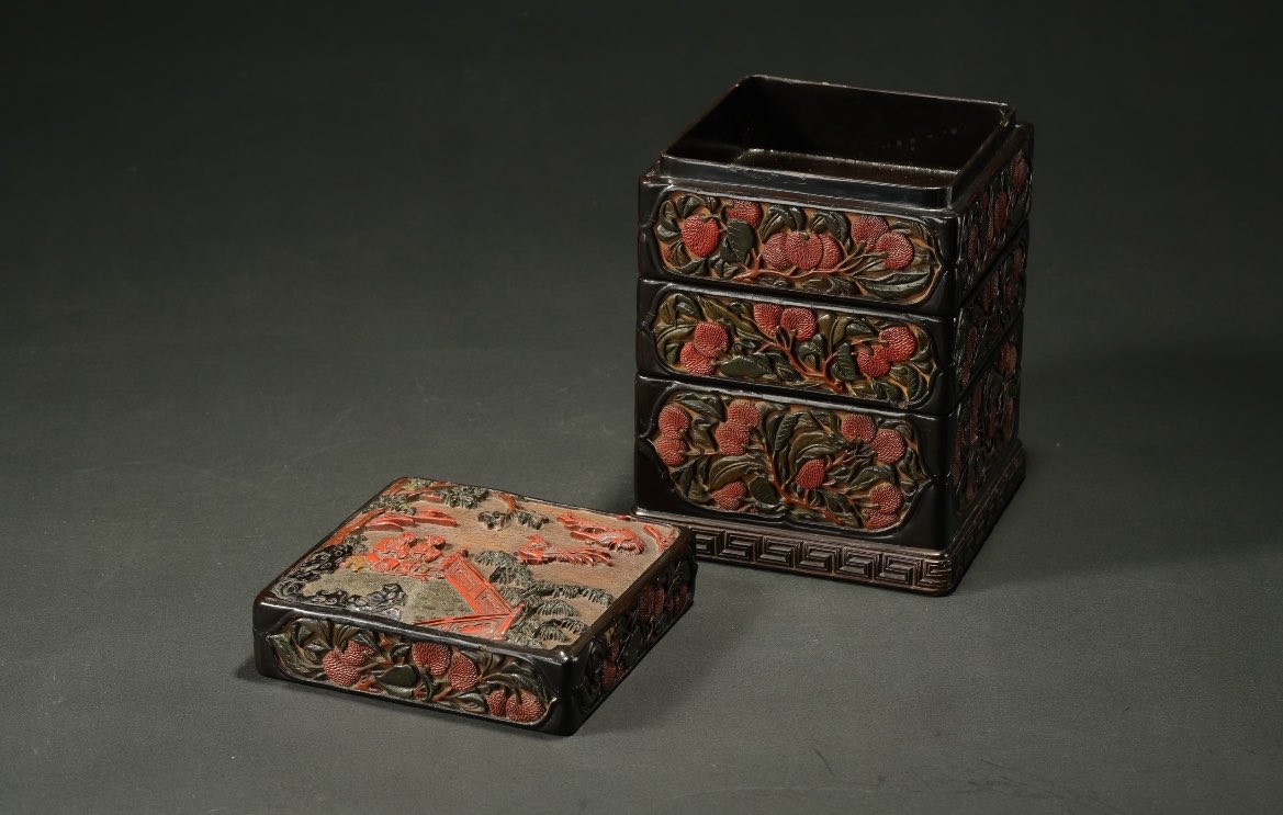 明嘉靖剔彩庭院人物花鸟荔枝纹四方重盒Square Tiered Box with