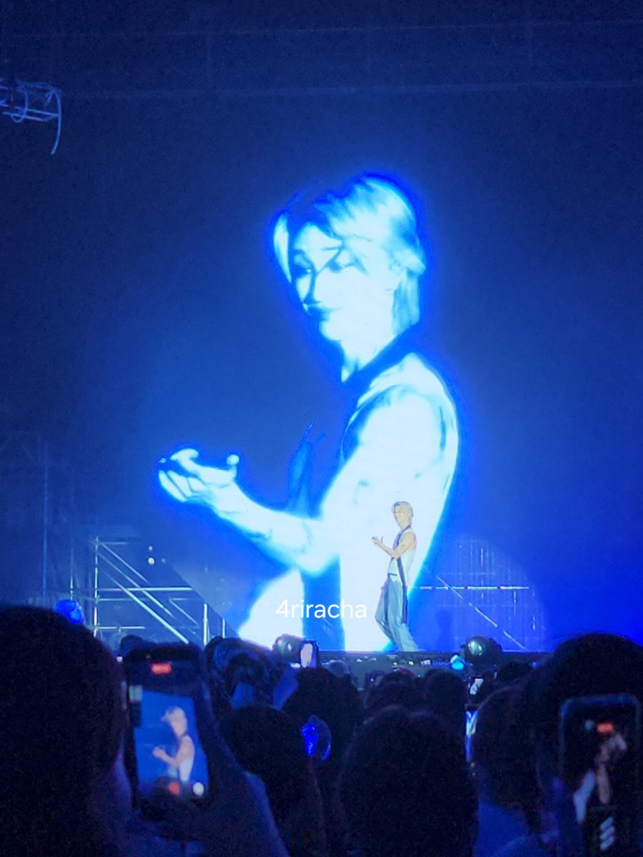 4riracha's tweet photo. 260712 #THE8 #디에잇 

V8 콘서트 갔는데 거대인외 특별출연 뭐죠?
지옥도에서 중생 구원하러온 지장보살 같기도 하고 https://t.co/sqmbBukMDg