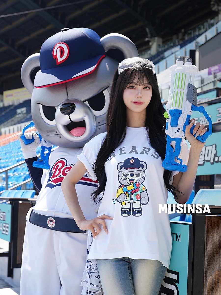 musinsaofficial's tweet photo. 과연 먹산은 Dooplash 워터페스티벌에서도 끝까지 먹을 수 있을까?

매년 여름 가장 시원한 워터페스티벌이 진행되는 잠실 야구장에서 치어리더 주예지와 두산베어스(@doosanbears1982) 마스코트 철웅이가 만났습니다🤍 쏟아지는 물세례 속에서도💦 멈추지 않는 먹방 챌린지와 함께, 무신사와 두산베어스가 선보이는 베이스볼 바캉스 컬렉션을 만나보세요🏖️

⚾️MUSINSA × DOOSAN BEARS 베이스볼 바캉스 컬렉션 𝗠𝗨𝗦𝗜𝗡𝗦𝗔 𝗗𝗥𝗢𝗣
📅07.13(월) 12:00 (KST) 발매

🐻제품 라인업
• 메쉬 저지
• 카라 저지
• 반소매 티셔츠
• 컵홀더 인형 키링
• 짐색
• 장패드

#무신사 #MUSINSA #무신사드롭 #MUSINSADROP #두산베어스 #doosanbears