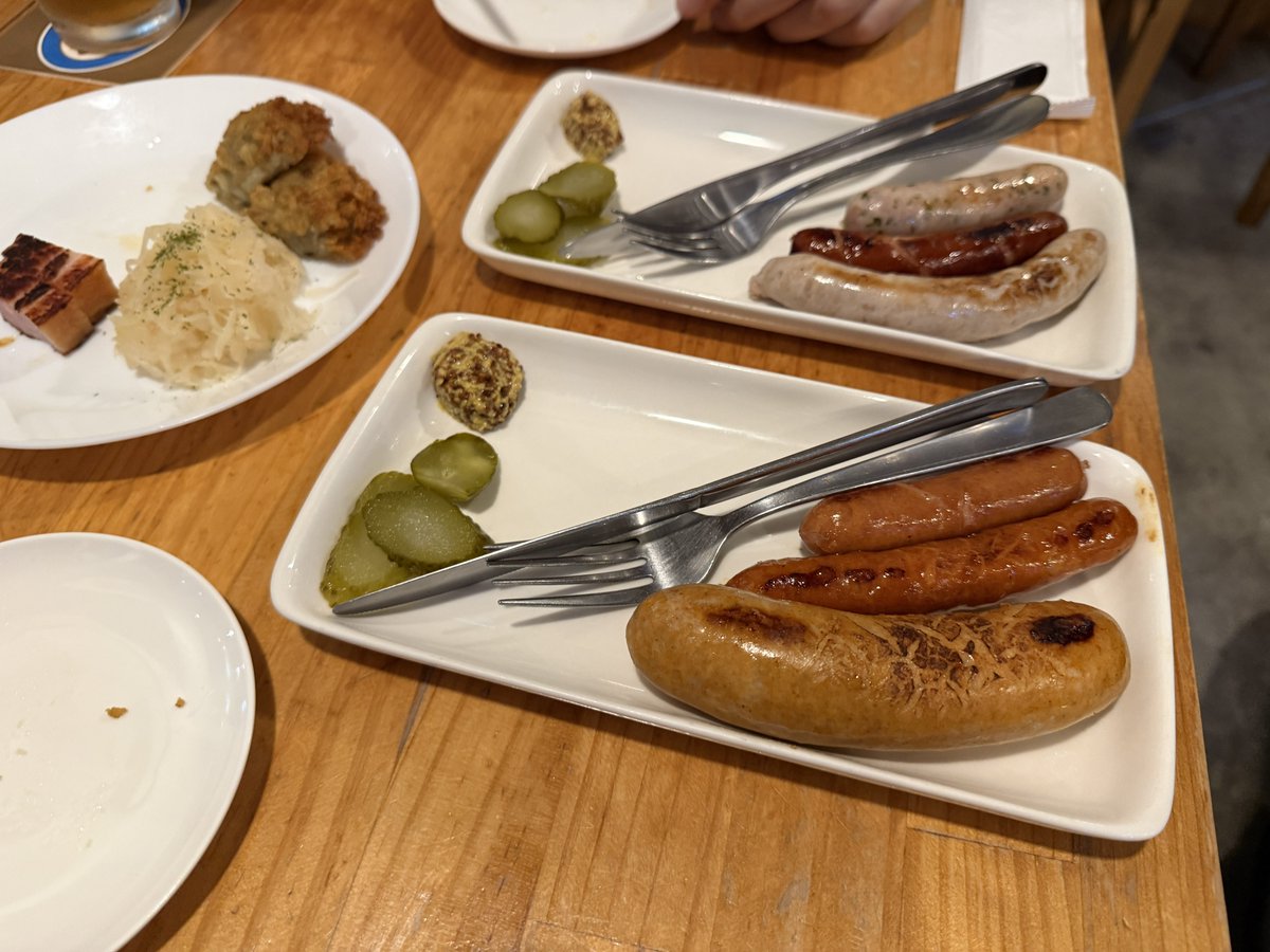llai3821's tweet photo. 昨日、晩飯に寄った地元のクラフトビールのお店
ポテサラにピクルスを入れると美味いという知見を得た
おすすめされたビールがいちごの香りで面白かった https://t.co/8wrXphp48o