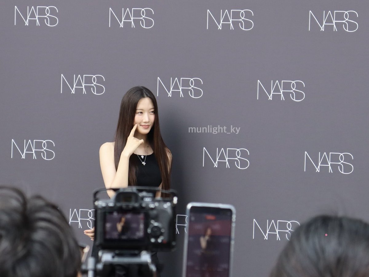 munlight_ky's tweet photo. 26.07.13. NARS 팝업 행사

블랙뭉 아름다워요..🖤

#문가영 #munkayoung https://t.co/6BZeDLmg9E