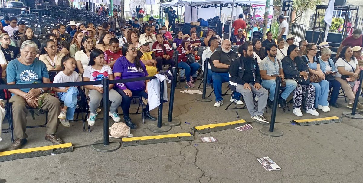 SEBIEN_cdmx's tweet photo. En la inauguración de la #UtopíaAcatitla, los secretarios @PabloYanesRizo y Raúl Basulto entregaron reconocimientos a colaboradoras y colaboradores de las Utopías de #Iztapalapa que concluyeron el Ciclo de Formación para Comunidades Utópicas. https://t.co/pCAGHEVz8R