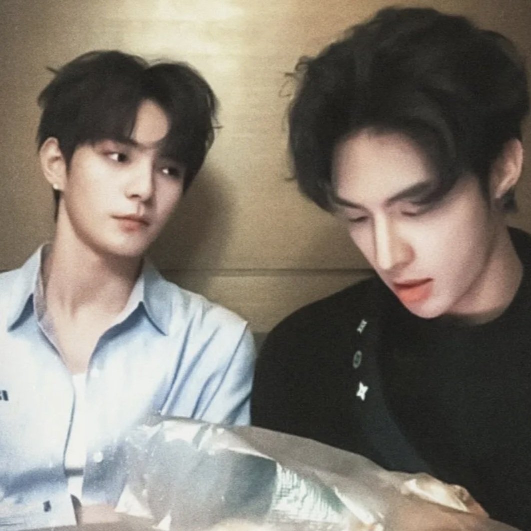 BewAliya's tweet photo. เพิ่งนึกขึ้นมาได้ ว่าตัวเองมองแต่มุมเจาเจามาตลอด ไม่ได้หมายถึงว่าไม่คิดถึงซีซีนะ จะว่าไงดีล่ะ พอรู้ว่าเขารักกัน ก็คือโอเคลูกฉันไม่ได้รักข้างเดียว 😅 

แต่ลืมไปว่าก่อนหน้านั้นละ?? ความรู้สึกไม่แน่ใจของซีซีล่ะ?? ในเมื่อจุดเริ่มต้นความสัมพันธ์มันมาจากงานแสดง จะแน่ใจได้ยังไง ว่าความรู้สึกของอีกคน คือเรื่องจริง ไม่ใช่แค่อินไปกับบท 🤔😣​

พอมานึกถึงตรงนี้ เลยเข้าใจตัวเองว่า ในช่วงแรกที่รู้สึกว่าซีซีทีเล่นทีจริงมันอาจจะเป็นที่จุดนี้รึป่าวนะ??

คำถามที่ว่า"คุณรักผมใช่ไหม??" อาจแค่ต้องการย้ำจุดยืนในใจให้เจาเจาอีกครั้ง (และรวมถึงอาจต้องการได้ยินเพื่อตัวเองด้วยแหละ) ว่าคุณไม่ได้ติดอยู่ในตัวละครของลิ่วอีอยู่ใช่ไหม??

ที่คิดแบบนี้ก็เพราะก่อนจะเอ่ยคำถามนี้มา ซีซีหยอดคำถามไปที่ชูซานเพื่อยืนยันคำตอบของเจาเจาก่อนยังไงล่ะ ซีซีของพวกเราน่ะทั้งฉลาดทั้งเจ้าเล่ห์มากๆเลยละ 🤭🤭

แอบคิดต่อเหมือนกันนะว่า ถ้าซีซีไม่เปลี่ยนคำถามเป็น "คุณเกลียดฉันใช่ไหม??" จนเจาเจาตอบไม่ได้ คำถามต่อไปของซีซี อาจจะเป็น "คุณรักผมมากกว่าชูซานใช่ไหม??" อย่างนี้ก็ได้นะ 😅😅😅

เอาเข้าจริงๆแล้ว 2 คนนี้ มันก็แค่คนที่คลั่งรักกันมากๆแค่นั้นแหละ 🤭😅

เราก็ไม่รู้หรอกว่าจุดเริ่มต้นความสัมพันธ์มันอยู่ตรงไหน อืมมม ปล่อยให้เป็นเรื่องของ 2 คนเถอะ ตอนนี้แค่มีความสุขกับการได้มองเห็นทั้ง 2 คนเติบโต ดูแลเคียงข้างกันไปอย่างนี้ ก็พอใจมากแล้ว ☺️🧡💛
 
#XiZhao