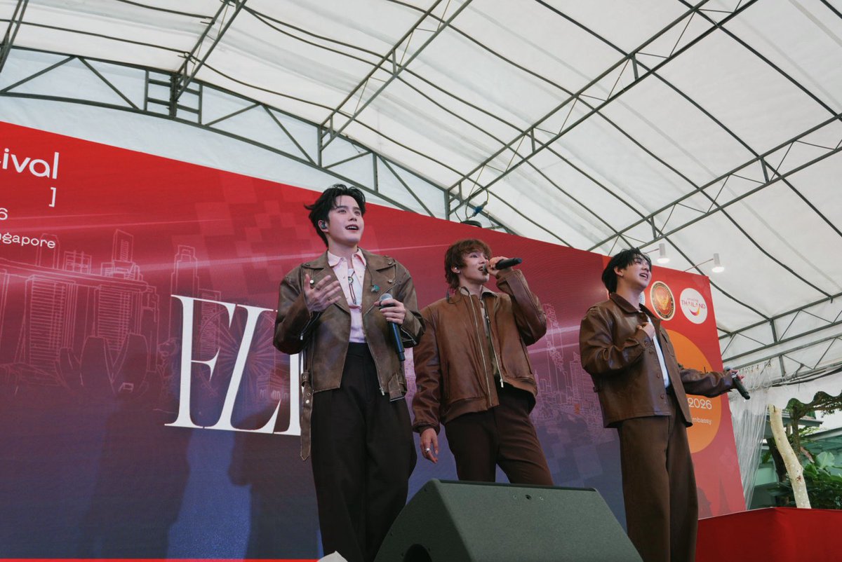 Blackcatupdate's tweet photo. ปังสุดๆ “GMMTV” ส่งศิลปินฮอต “นนน” และวง “FLIO“ ขนเพลงฮิตเสิร์ฟความสนุกฟินเต็มร้อย ในงาน “Thai Festival in Singapore 2026”

#FLIO #GGMMTV #ThaiFestivalinSingapore 
#mynameisnanon

“GMMTV” คอนเทนต์โพรไวเดอร์ชั้นนำของเมืองไทย ส่งศิลปินไปสร้างความบันเทิงให้แฟนๆ ทั่วโลก ส่งเสริมชอฟต์พาวเวอร์ไทยอย่างต่อเนื่อง ล่าสุดส่งศิลปินหนุ่มสุดฮอต “นนน กรภัทร์” และวง “FLIO” (ฟลิโอ) ประกอบด้วย 3 หนุ่มสายโวคอลเสียงทรงพลัง “หลุยส์ ธณวิน, ฟอร์ด อรัญญ์, ฟลุ๊ค ณัฐนนท์” แท็กทีมบินตรงเข้าร่วมงาน “Thai Festival in Singapore 2026” จัดขึ้นโดย สถานเอกอัครราชทูตไทย ณ สิงคโปร์ เมื่อวันที่ 10 กรกฎาคมที่ผ่านมา ซึ่งในงานครั้งนี้ ศิลปิน “GMMTV” ขนเพลงฮิตไปโชว์พลังเสียง พร้อมกิจกรรมสนุกๆ อีกมากมายให้แฟนๆ ชาวสิงคโปร์ได้ฟินกันตลอดทั้งงาน และยังได้รับเกียรติจาก “นางวรพรรณี ดำรงมณี” เอกอัครราชทูต ณ สิงคโปร์ ให้เข้าพบพร้อมมอบของที่ระลึก ท่ามกลางบรรยากาศการต้อนรับสุดอบอุ่นอีกด้วย