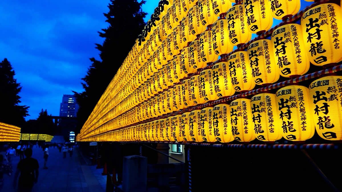 event_checker's tweet photo. 本日 7/13(月)-16(木)
靖国神社「みたままつり」開催

3万灯の献灯が九段の夜を彩る光の祭典

神輿振り・青森ねぶた・伝統芸能などの奉納行事も

キッチンカー出店あり🍢

⚠️ 露店(屋台)の出店なし
⚠️ 境内での酒宴は禁止

→ https://t.co/m22ADMPUsG https://t.co/GdymizriJR