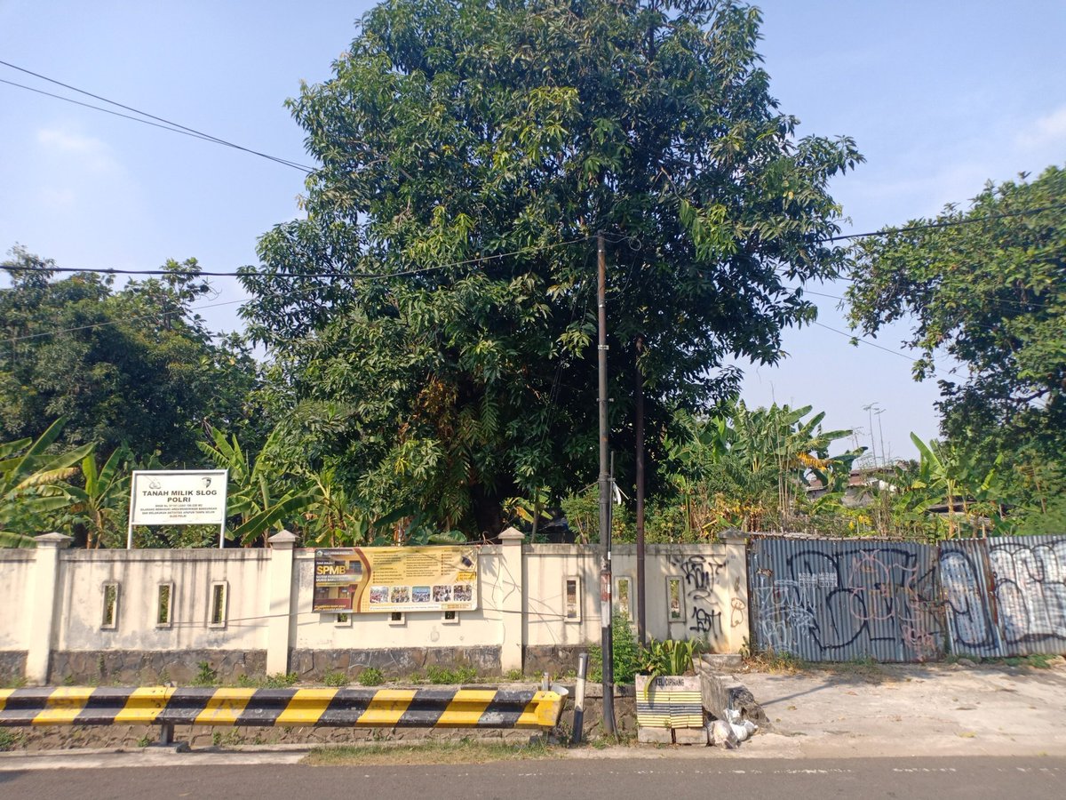 abidethar's tweet photo. @DKIJakarta admin tolong ini dilahan kosong milik slog polri, warga yang diberi amanah untuk menjadi pengelola sering bakar sampah sembarangan, api sangat besar serta asap yang sangat tebal dan mengepul,
Lingkungan disini banyak lansia, jadi berefek penyakit pernafasan, thankyou. https://t.co/9PhJm16Fzu