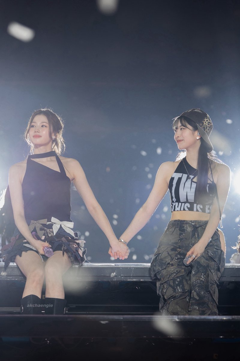 akchaengie's tweet photo. 260712 TWICE THIS IS FOR FINALE IN SEOUL

💜🤍💜🤍

#TWICE #트와이스 #SANA #DAHYUN #사니 #다현 #サナ #ダヒョン https://t.co/DBZI1KcnG9