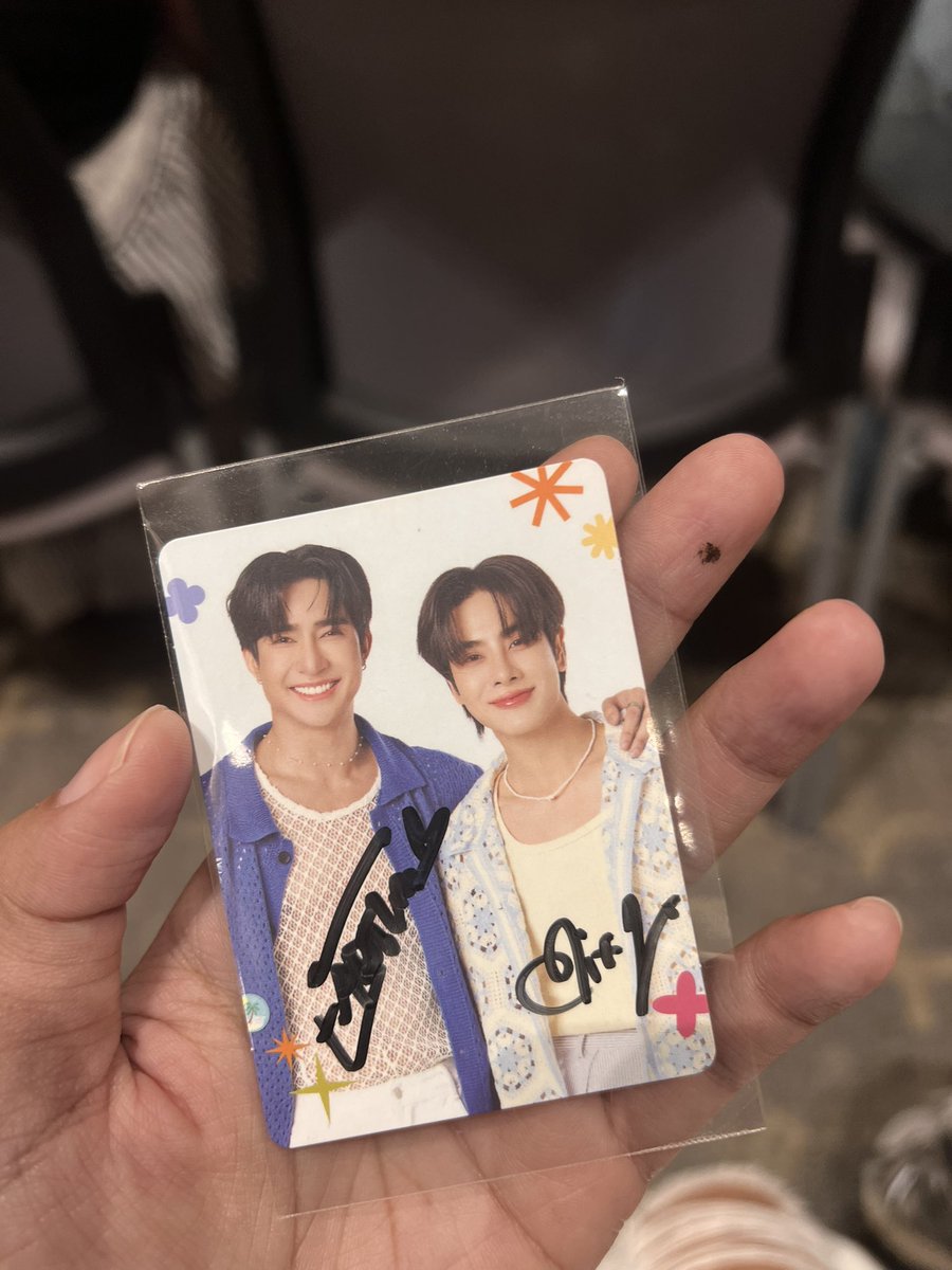 JOMJAMHO's tweet photo. - 12/7 เป็นอีกวันที่พิเศษมากๆ ✨

ได้กำลังใจจากเจ้าจิ๋ว🤍🤏🏼
แถมพิเอิ้ดยังเติม“ไฝดี” ที่นิ้วให้อีกด้วย😄
และยังได้เจอความน่ารักของโลกดวงน้อยๆ ของอุนยายอีก🩵

วันนี้ดีใจที่ได้เจอพวกแก😗
และขอบคุณสำหรับกำลังใจนะ 🤎❤️

EARTHMIX STW SIGN YBOOKFAIR11 
#YBOOKFAIR11xEarthMix
#EarthMix https://t.co/hreQ8xF357