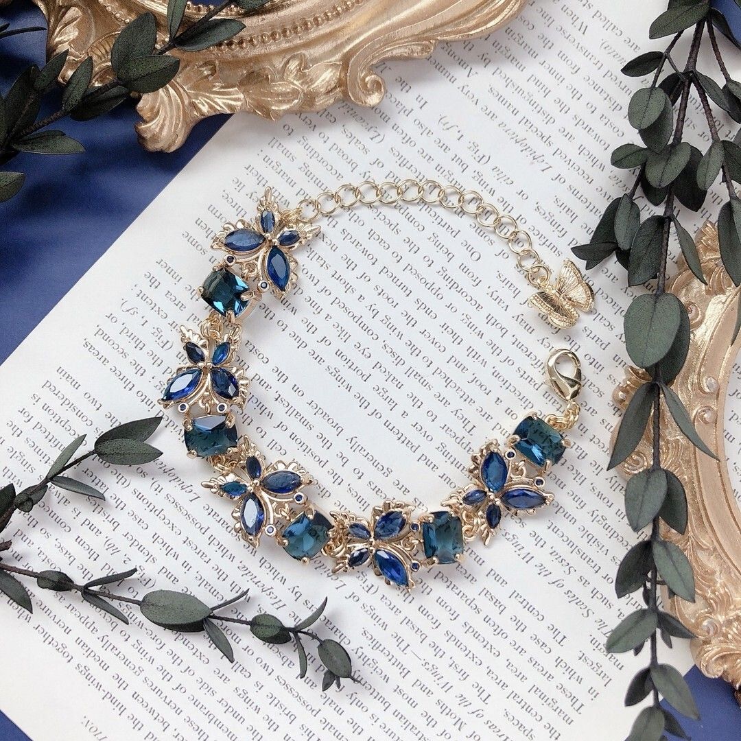 minnecom's tweet photo. 深いブルーをまとった蝶のブレスレット🦋
夏の装いに、ひとさじの涼しさと華やかさを添えてくれます。 https://t.co/uGQ4ORGgmi