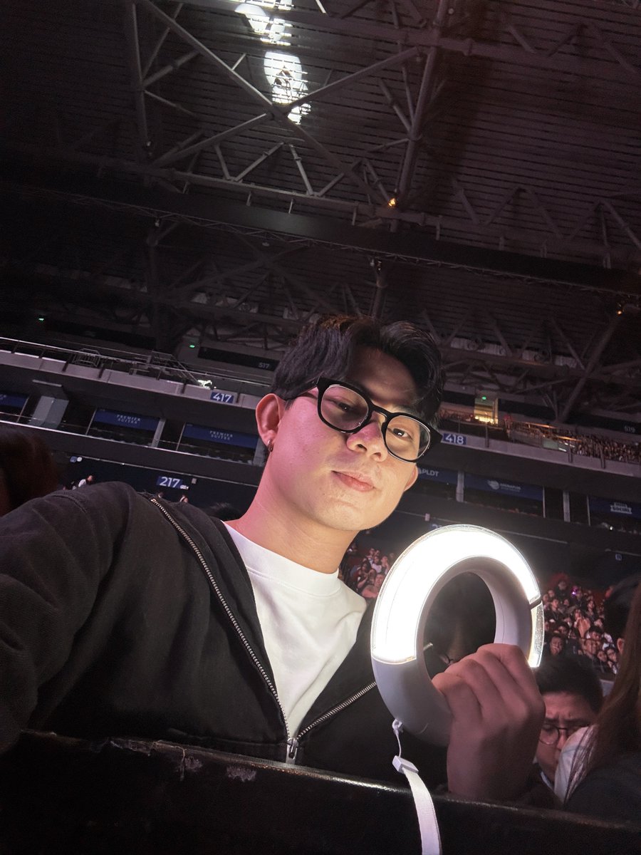 dunnogelo's tweet photo. the fanboy + the interaction = 🩷🩷🩷🩷 #ITZY #LIA #itzy_tnvs_in_manila https://t.co/0QxNJa7h2J