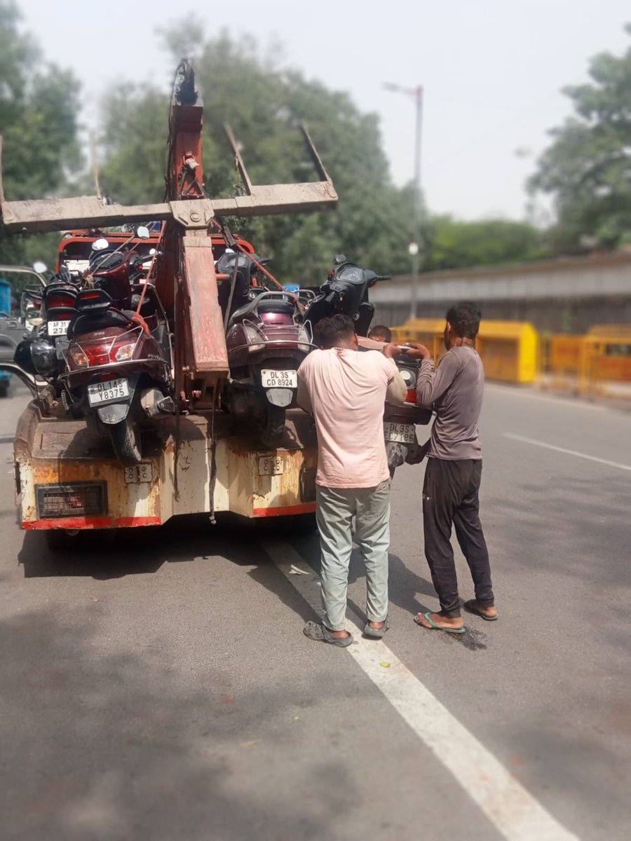 dcptcr's tweet photo. 🚨Footpaths are for Pedestrians, Not Parking!

A special enforcement drive by @TI_Daryaganj cleared vehicle encroachments from footpaths, restoring the Right of Way (RoW) for pedestrians on the Delhi Gate Chowk to Turkman Gate stretches.
@LtGovDelhi @CPDelhi @dtptraffic @CPDelhi https://t.co/F8DK4qFHaK