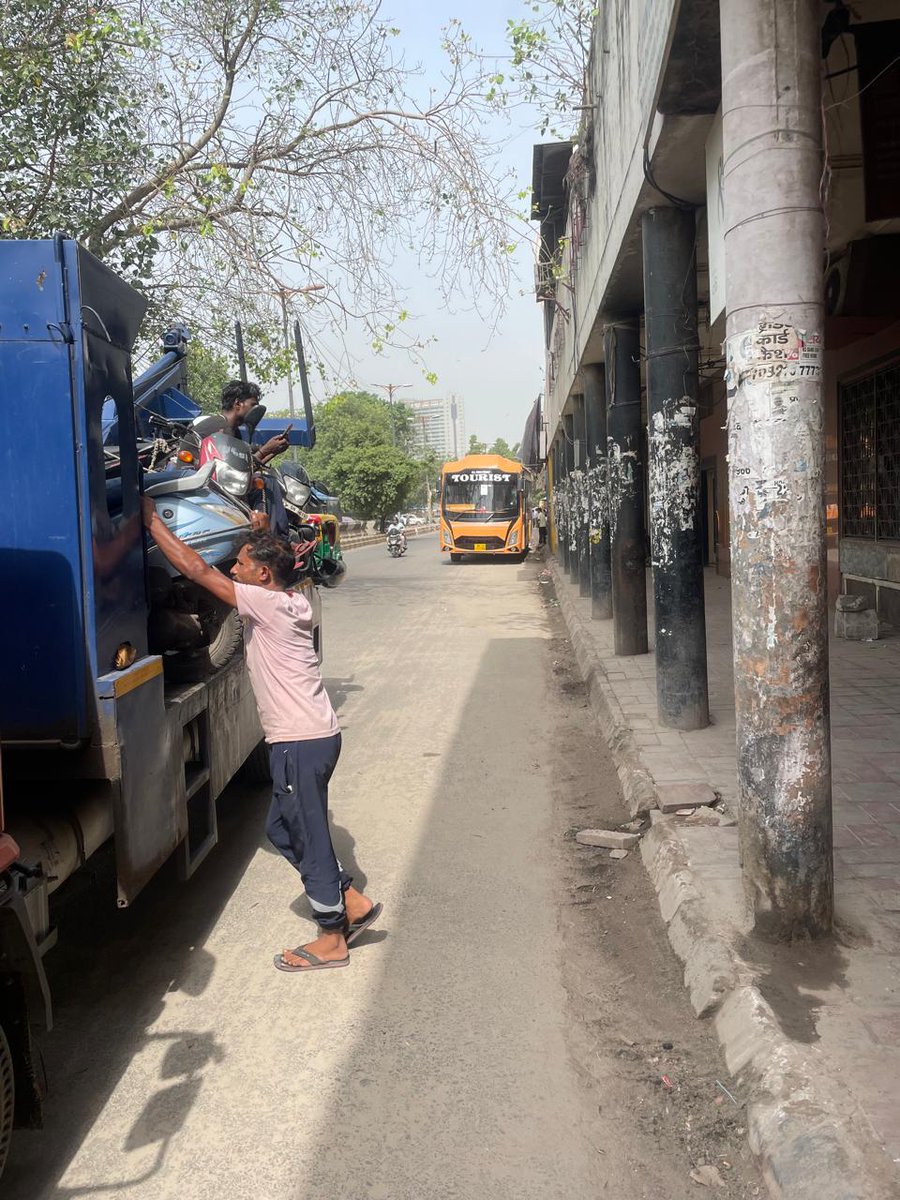 dcptcr's tweet photo. 🚨Footpaths are for Pedestrians, Not Parking!

A special enforcement drive by @TI_Daryaganj cleared vehicle encroachments from footpaths, restoring the Right of Way (RoW) for pedestrians on the Delhi Gate Chowk to Turkman Gate stretches.
@LtGovDelhi @CPDelhi @dtptraffic @CPDelhi https://t.co/F8DK4qFHaK